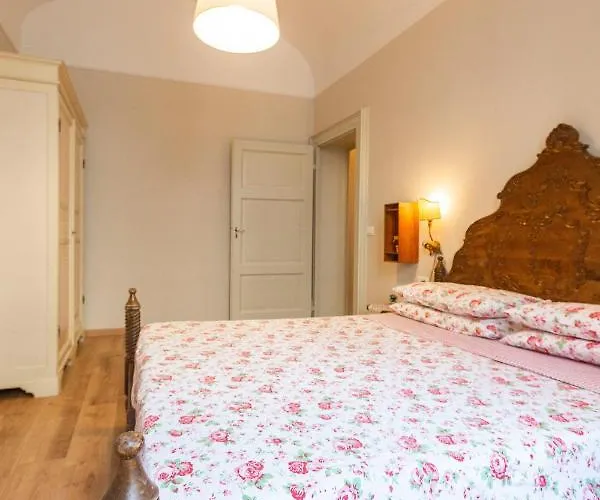 Vespucci- Quite Historic Palace Apartmán *