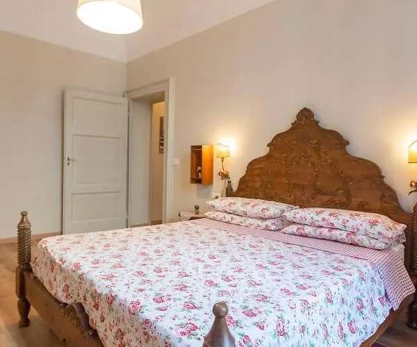 Vespucci- Quite Historic Palace Florencie